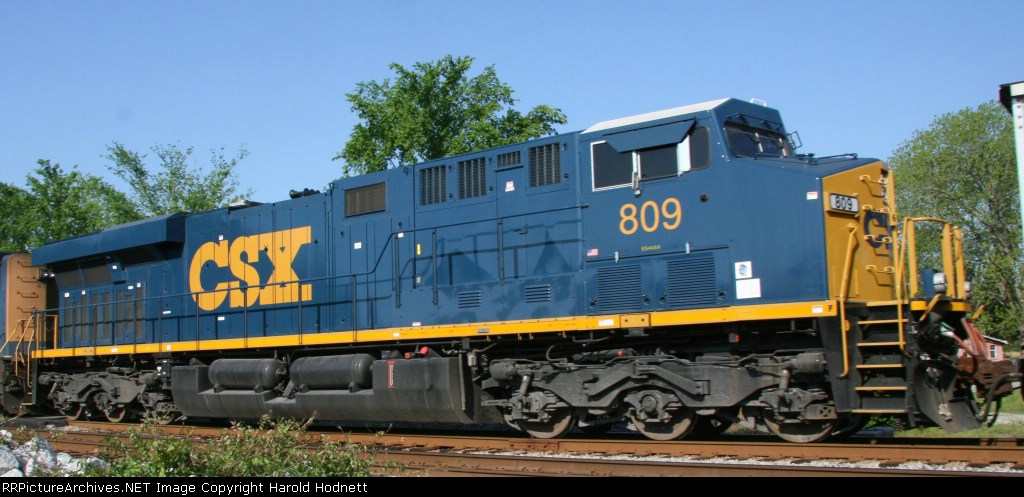 CSX 809 heads south on train U303